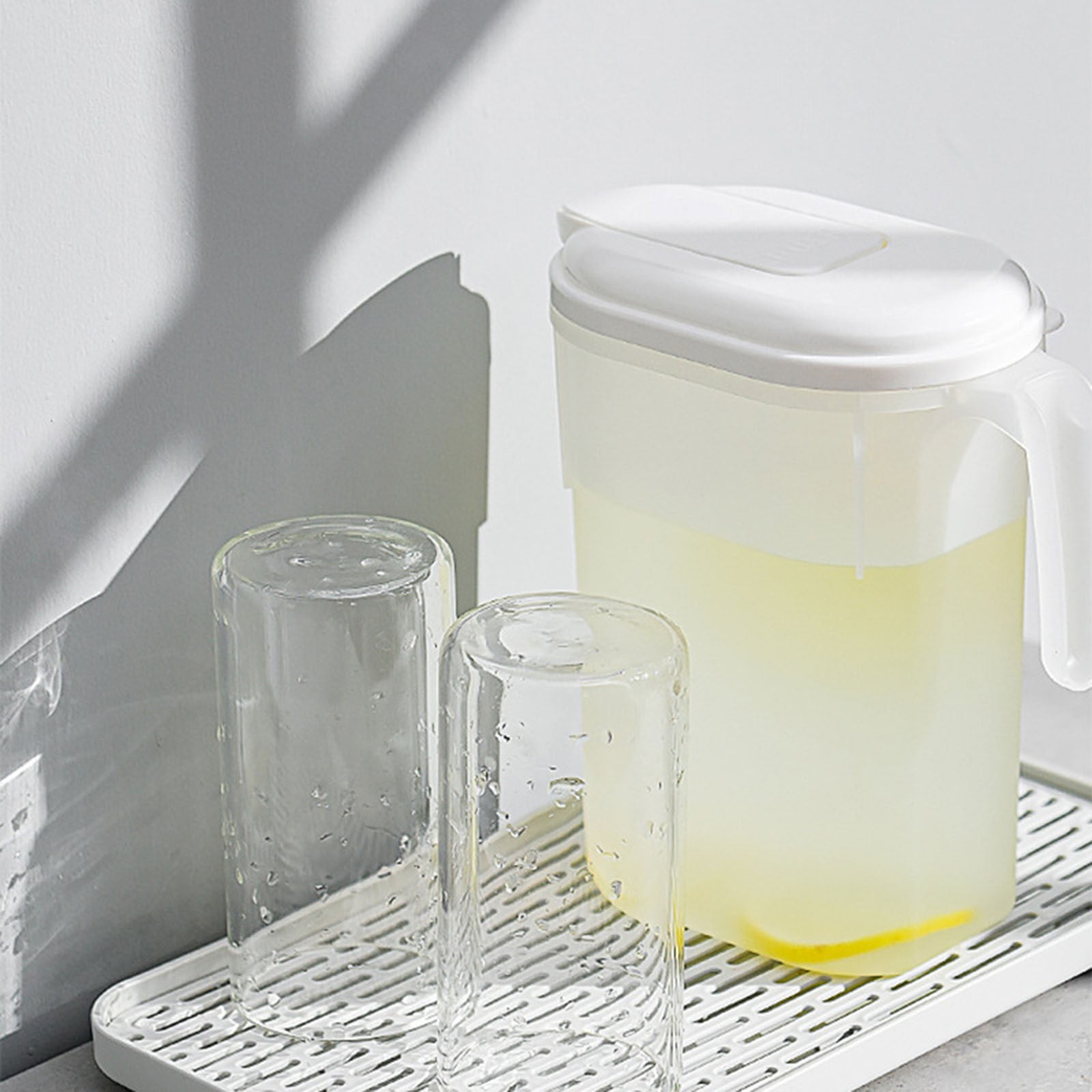 Wmkox8yii Plastic Water Pitchers with Spout,Quart Fridge Door Water Jugs with Flip Top Lid, Leak-Proof Juice Pitcher Beverage Container for Iced Tea, Lemonade, Refrigerator,
