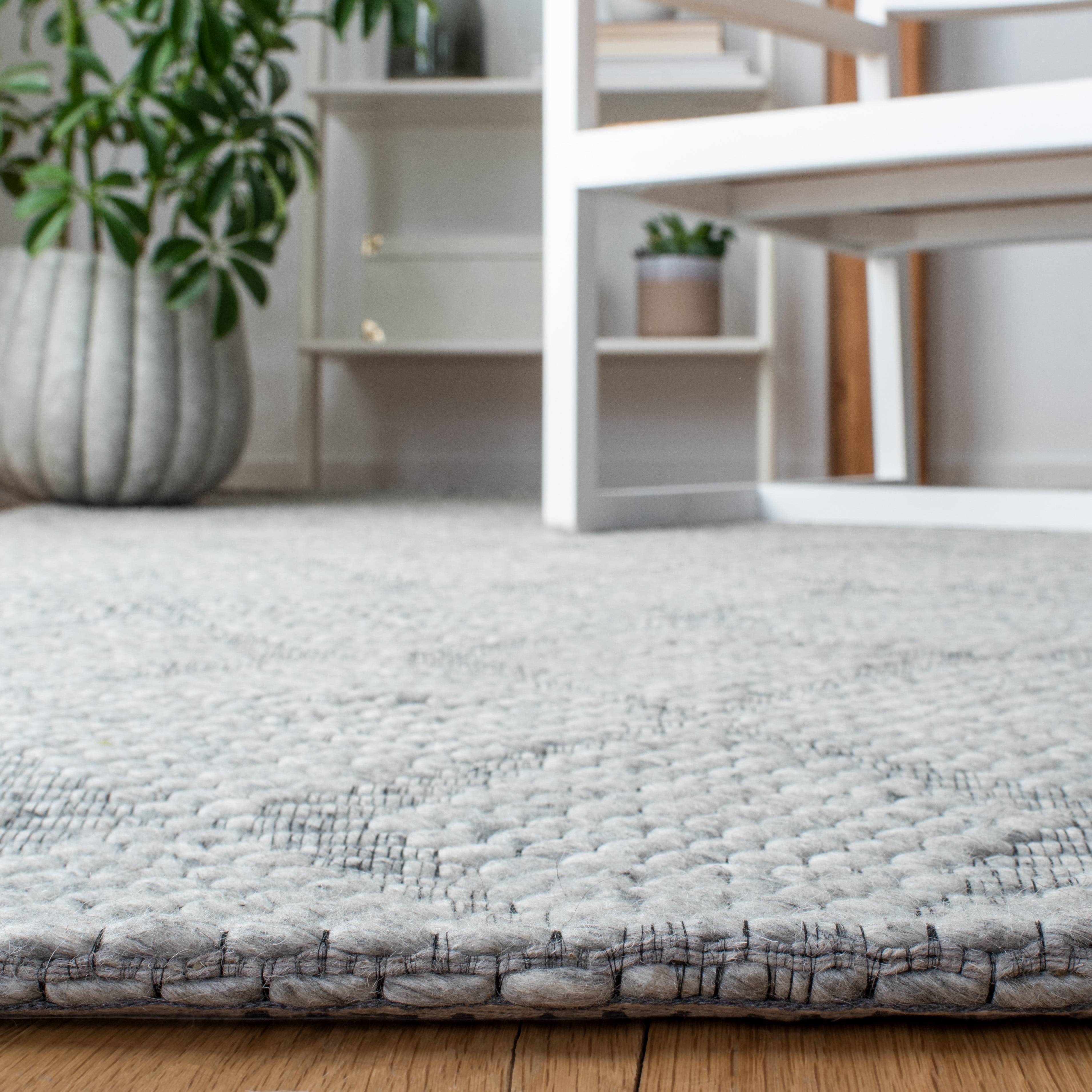 SAFAVIEH Marbella Aria Diamond Area Rug, Silver/Grey, 5' x 8'