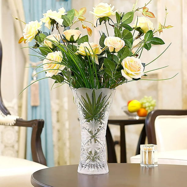 Mug En Verre Incolore Avec Bouquet De Fleurs Sur Table
