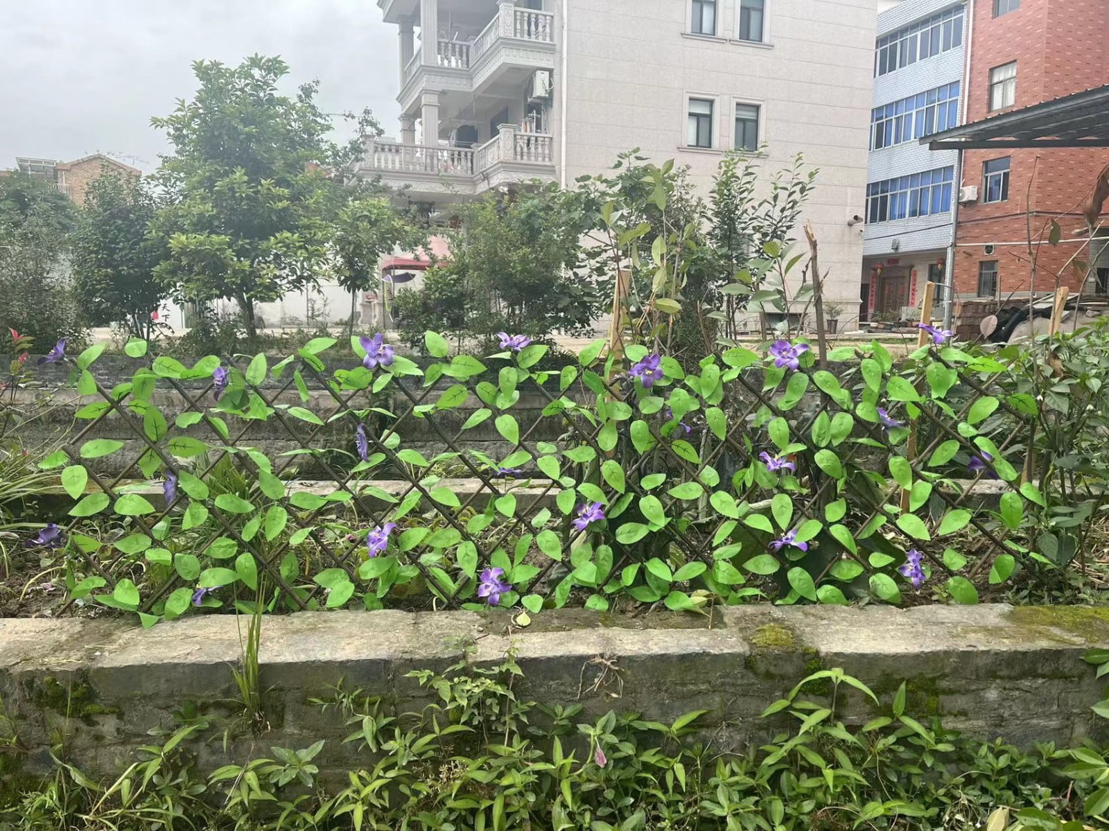 Privacy Fence, Expandable Lattice Fence, Artificial Flower Leaf Screening, Garden Edging Border Decorative, Fence Screen Garden Panels for Patio Backyard Outdoor Decor(Purple)