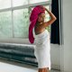 thumbnail image 4 of Conjunto de 3 piezas de gorro de dormir de satén Injueey con ala ancha y gorro de pelo trenzado sucio Rosa roja, 4 of 6