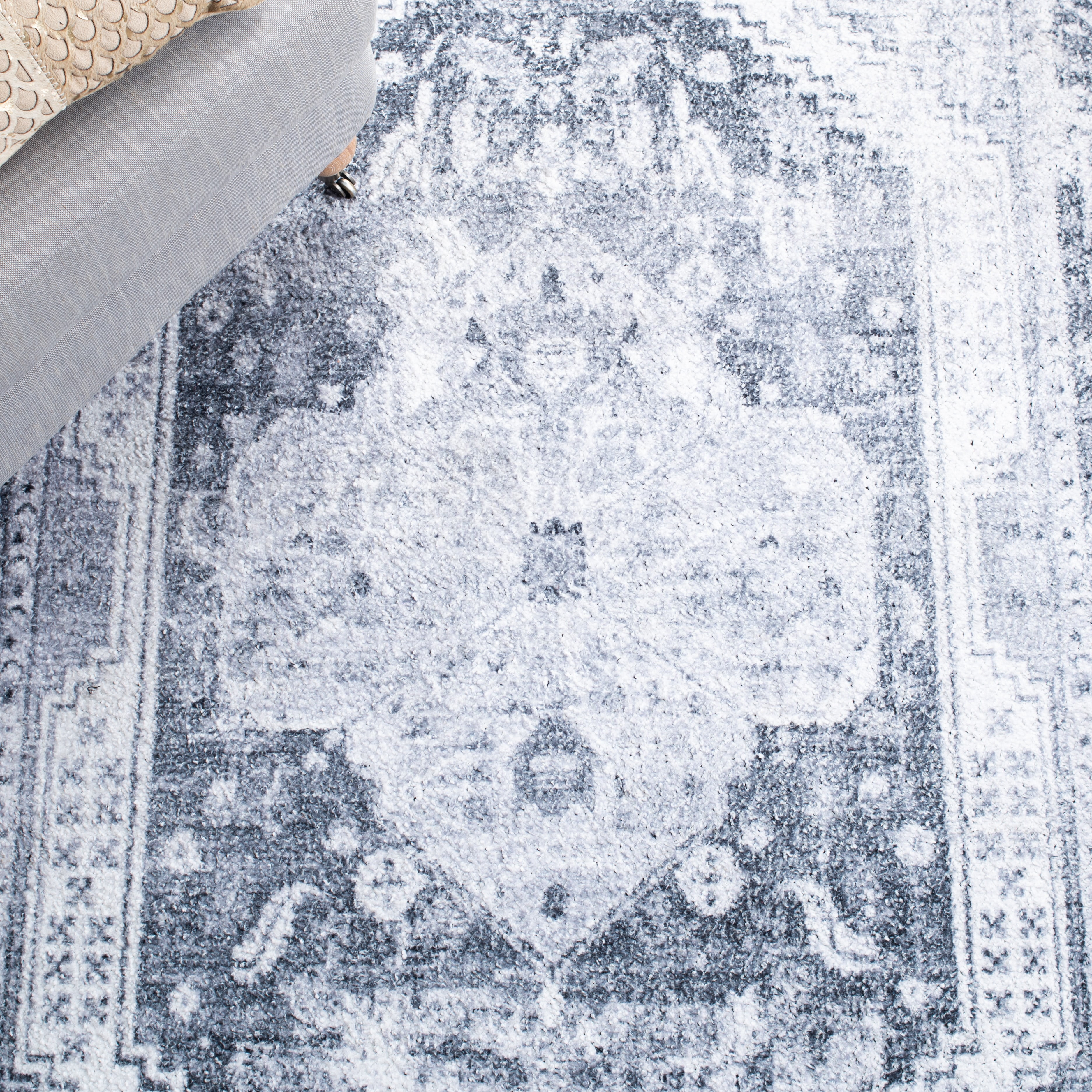 SAFAVIEH Classic Vintage Leandre Medallion Area Rug, Silver/Dark Grey, 9' x 12'