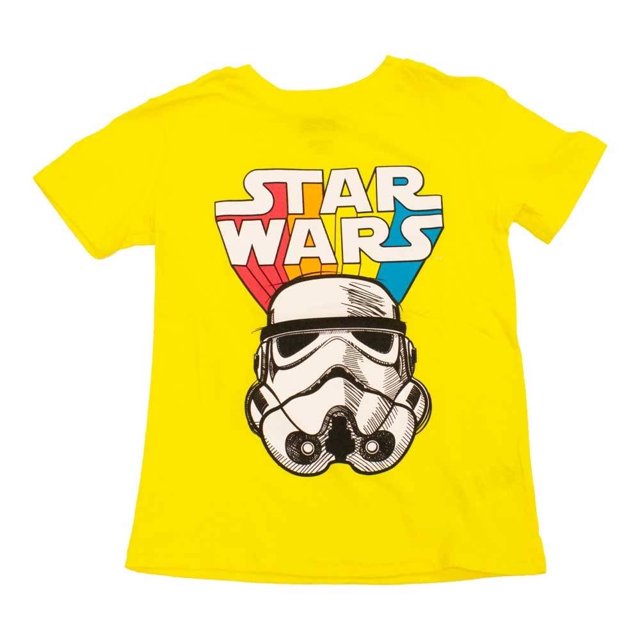 playera star wars para niño juvenil, talla 4 amarillo frente centrado de playera infantil amarilla con logo STAR WARS en tipografía retro y gran estampado de la cabeza de un Stormtrooper en negro y blanco, manga corta y corte juvenil sobre fondo blanco, estilo casual; también suele usarse como camiseta diaria para juegos y salidas.