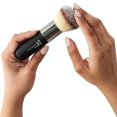 thumbnail image 3 of Brocha para polvos y bronceadores Heavenly Luxe Airbrush n.° 1 de It Cosmetics: para un acabado suave y uniforme, con efecto aerógrafo. Mango extragrande para una aplicación sencilla. Cerdas suaves y, 3 of 3