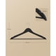 thumbnail image 5 of Percha de Madera, Juego de 20, Delgada, Muescas en Hombros, para Pantalones, Gancho Giratorio 360°, Abedul, Negro Tinta, 5 of 7