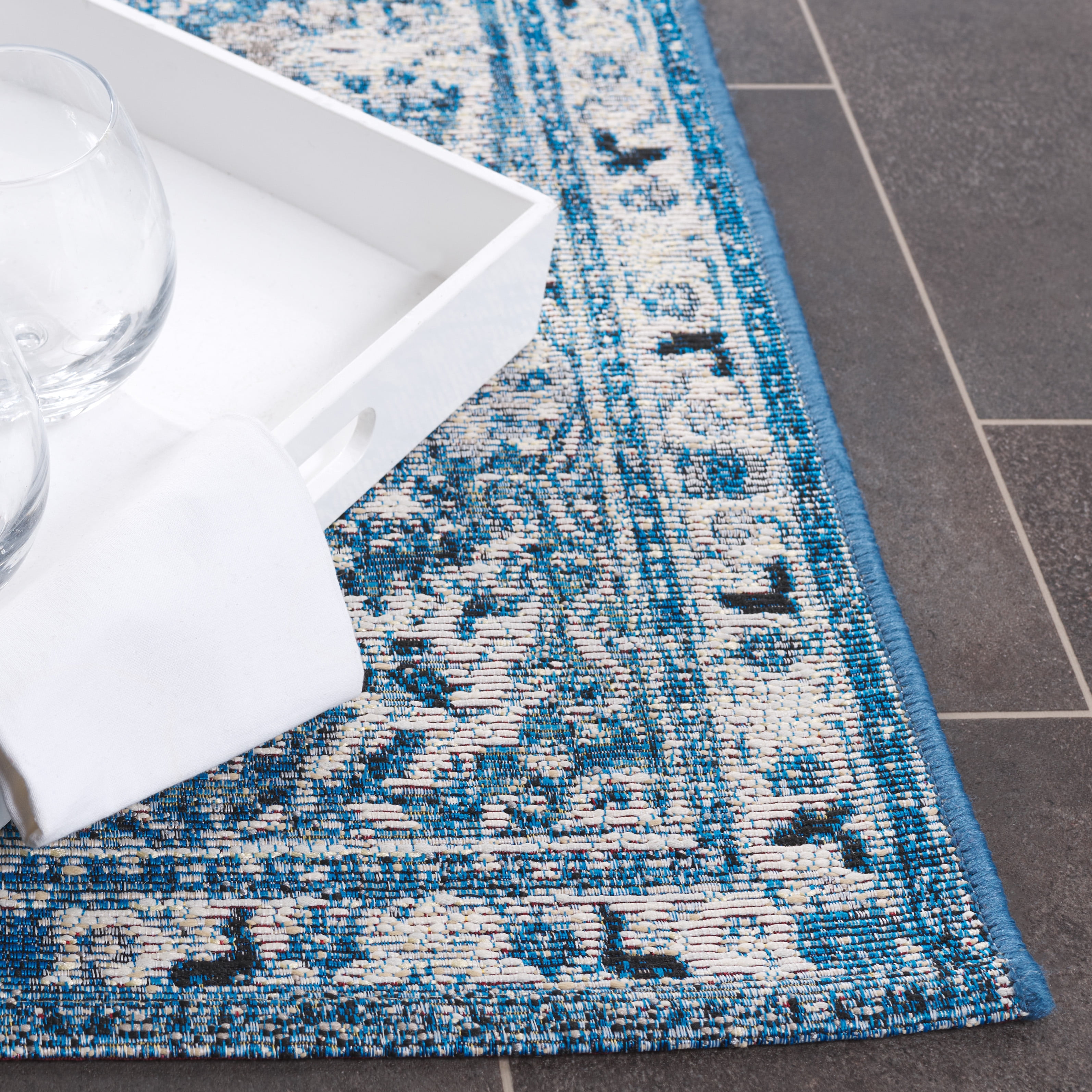 SAFAVIEH Barbados Paolo Traditional Indoor/Outdoor Area Rug, Blue/Ivory, 4' x 6'