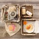 thumbnail image 1 of Cesta de almacenamiento de escritorio con mango de madera de paja, caja de almacenamiento para cosméticos de baño, cesta pequeña para almacenar algas marinas y bocadillos, 1 of 5