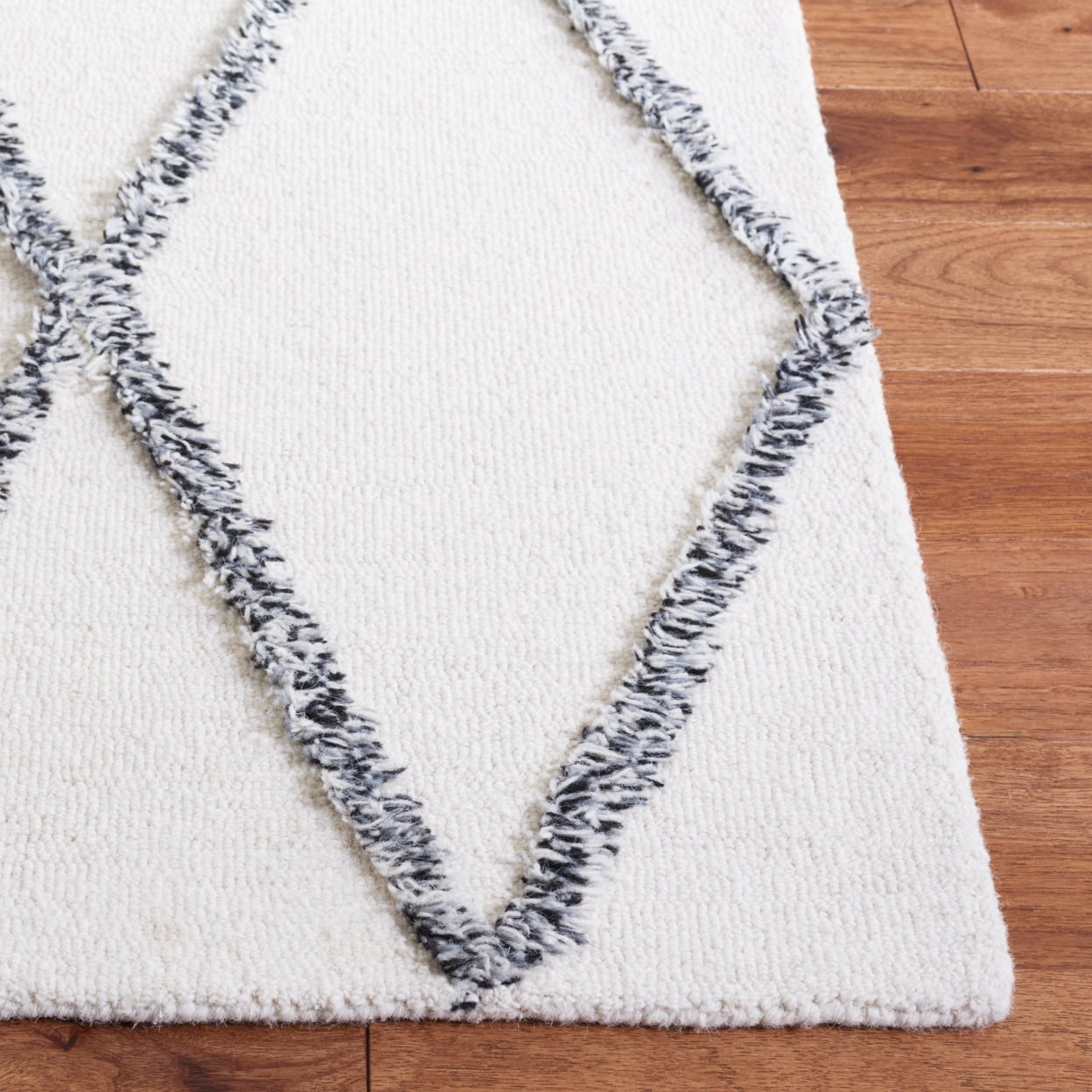 SAFAVIEH Casablanca Everitt Diamond Area Rug, Ivory/Black, 6' x 9'