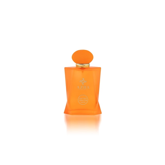 perfume azha perfumes arabian lady eau de parfum para mujer, 100 ml botella naranja translúcida vista frontal; silueta rectangular con curvas suaves, tapón redondeado texturizado y detalle dorado en el cuello; etiqueta con logotipo Azha; notas según ficha: manzana, piña, flor de naranja, rosa, ámbar, pachulí y madera de cedro; fondo blanco con reflejo, presentación adecuada como regalo.