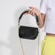 thumbnail image 2 of Bolso bandolera con cadena de color metálico para mujer Bolso de hombro Y2K Bolso de moda (negro), 2 of 8