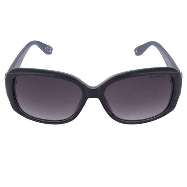 lentes de sol tommy hilfiger mujer de color azul frente centrada, montura rectangular sobredimensionada en azul oscuro con lentes degradados gris oscuro y patillas lisas con marca visible en la bisagra; pieza de la colección Outlook producida por Safilo Group, a menudo usada para estilizar looks casuales.