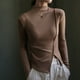 thumbnail image 3 of Camiseta básica de manga larga para mujer: cuello alto, corte ajustado, elástica y ligera, blusa para combinar con otras prendas, ideal para hacer ejercicio o para un look informal., 3 of 3