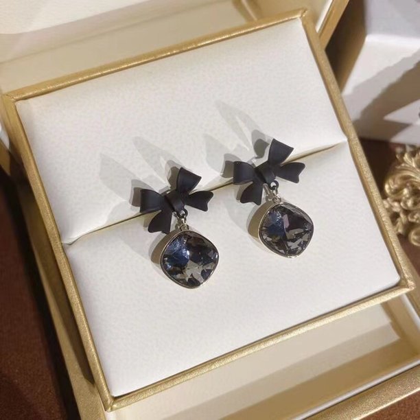 2023 nueva joyería de moda Color negro Bowknot cubo cristal pendiente cuadrado arco pendientes para mujer bonito regalo Tan Jianjun unisex