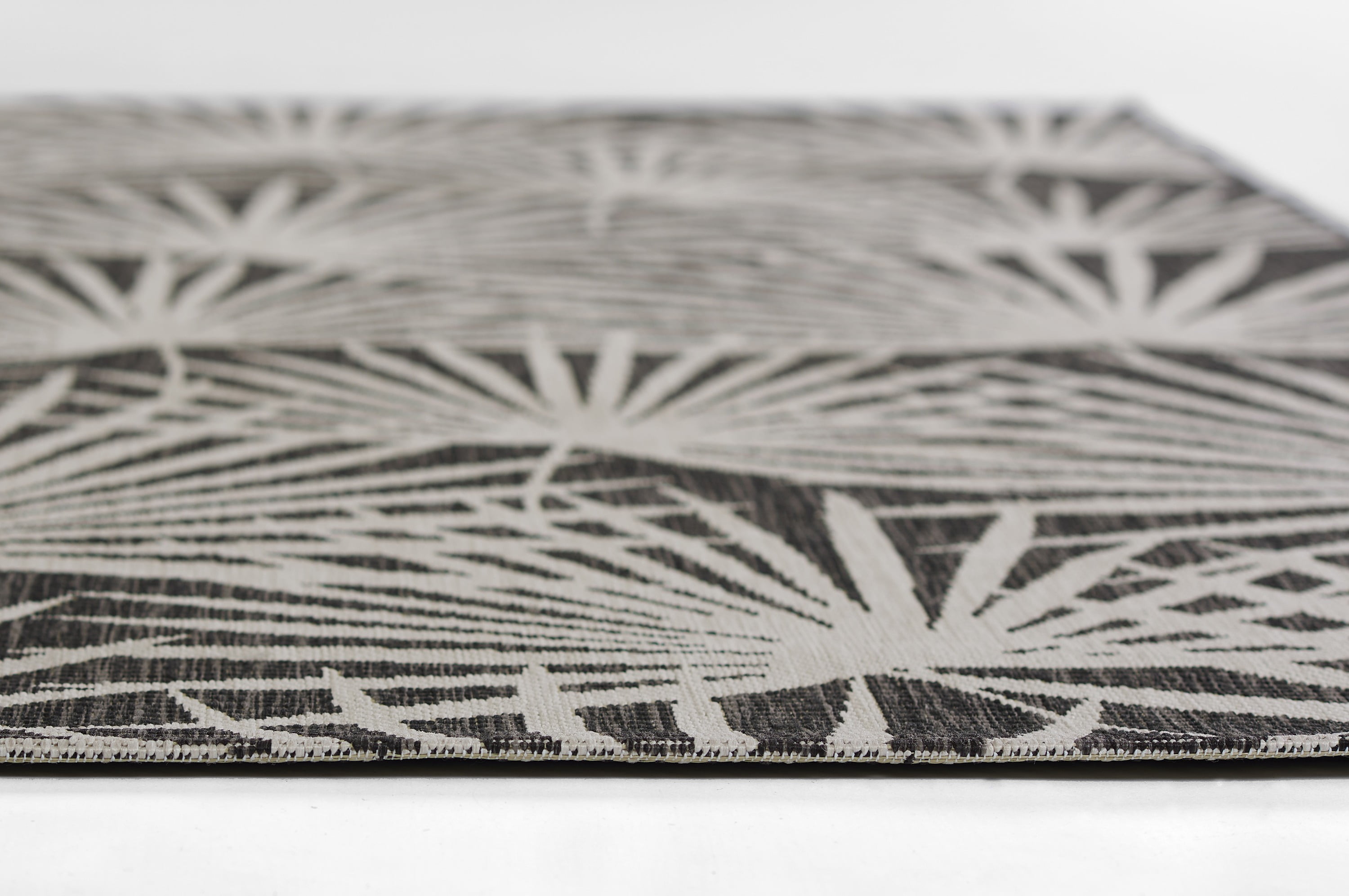 Novogratz by Momeni Villa Sorrento Charcoal Indoor Outdoor Rug 3'3" X 5'