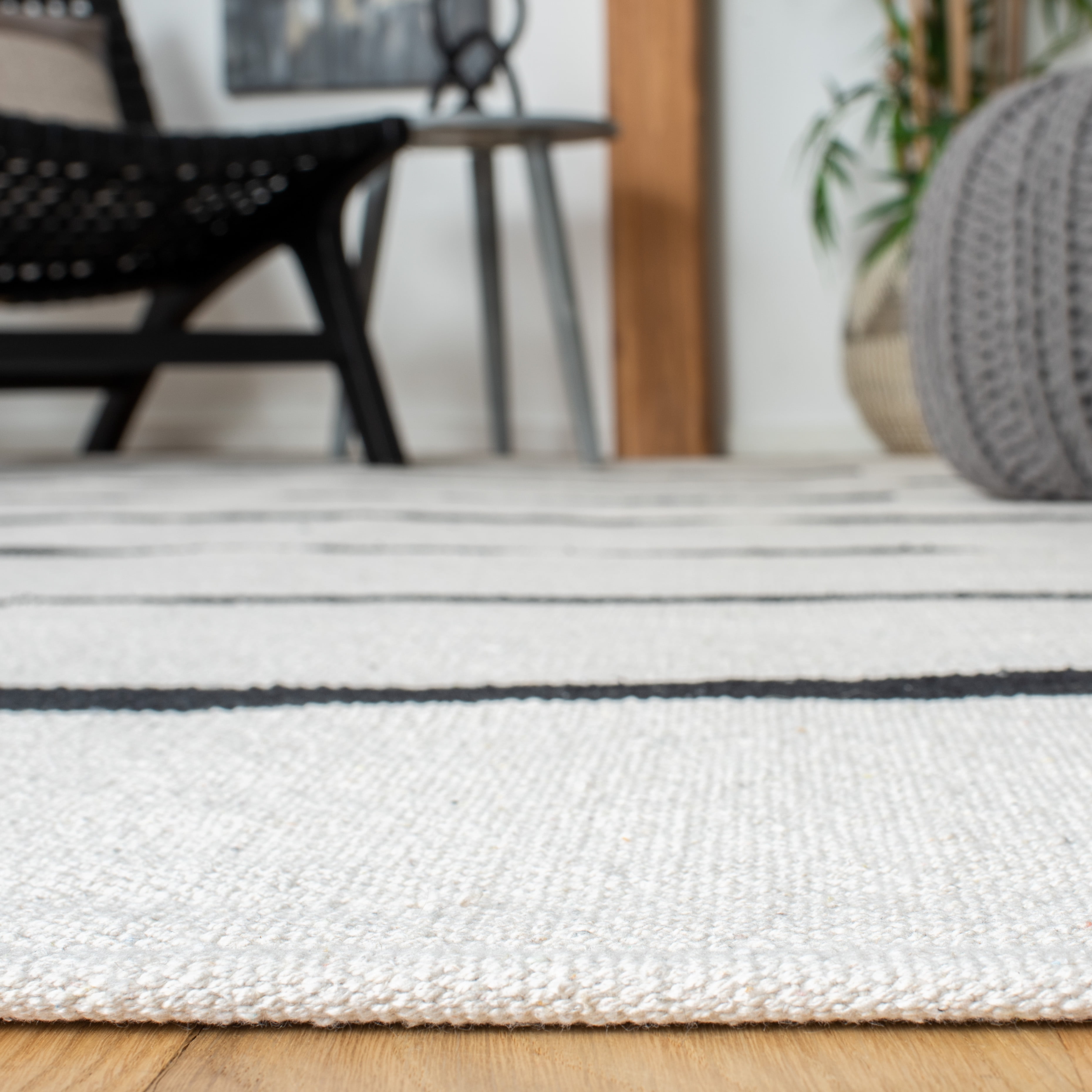 SAFAVIEH Montauk Oswald Geometric Striped Cotton Area Rug, Ivory/Black, 8' x 8' Round