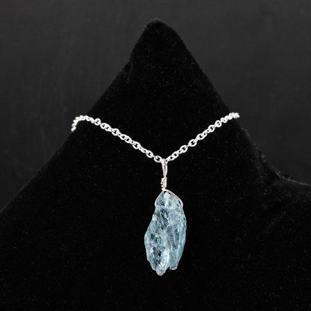 QNAVIC Natural Raw Aquamarine Rough Gemstone Handmade Dainty Pendant Necklace for Women, Healing Chakra Crystals, March Birthstone Jewelry Gift for Her, Silver Plated Chain 18 inch