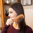 thumbnail image 3 of Peine de madera con mango, antiestático, suave, desenredante, de dientes finos, para cabello y barba de hombres y mujeres., 3 of 4