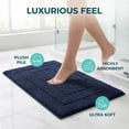 thumbnail image 3 of ALFOMBRA DE BAÑO GEOMÉTRICA REGALWOVEN, Alfombra de baño extra suave y absorbente, Alfombra de baño cómoda y antideslizante de color sólido azul oscuro 20" x 32", 3 of 6