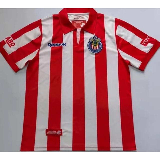 camiseta retro chivas guadalajara football shirt 1960 , 1996 , 1997 , 1998 , 1999 , 2000 , 2006 , 2007 , 2008 de fútbol 60 , 96 , 97 , 98 , 99 , 00 , 06 , 07 , 08 uniforme 60 , 110 , 115 — camiseta retro rojiblanca de rayas verticales, vista frontal centrada con cuello polo rojo y mangas cortas; escudo de Chivas en el pecho izquierdo y logotipo Reebok en azul en el pecho derecho; tejido de malla transpirable según especificaciones y disponible en tallas S–2XL con medidas en cm; adecuada para fans y coleccionistas en eventos de fútbol.