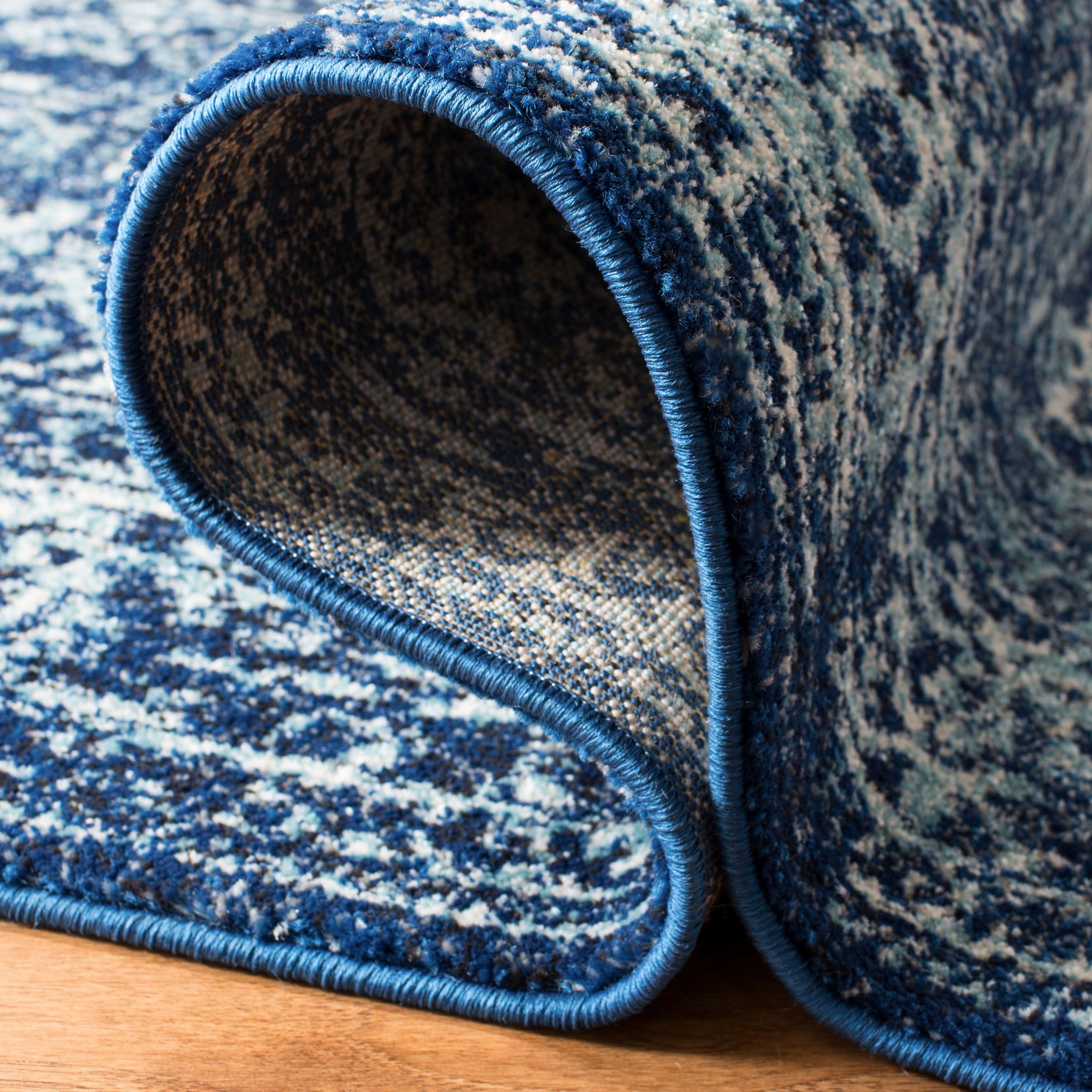 SAFAVIEH Area Rug 5'3"x7'6" - Evoke Collection - Traditional Design, Navy & Ivory, Non-Shedding & Easy Cleaning, Ideal for Living Room, Bedroom, Dining Space