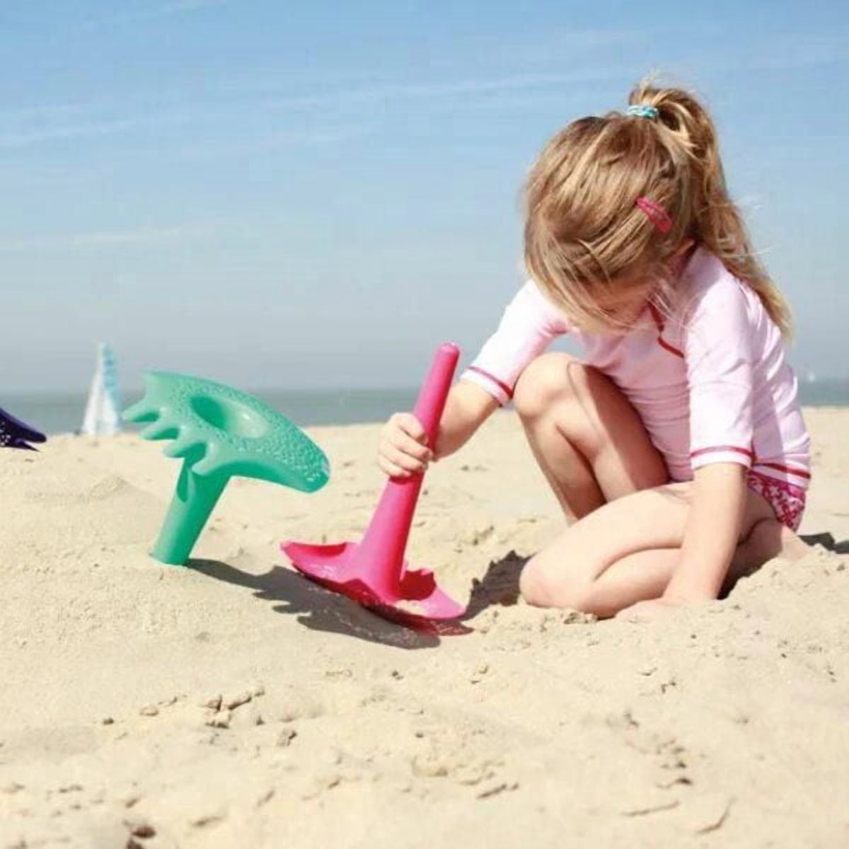 Quut - Triplet - 4-in-1 Beach Toy: Shovel, Rake, Sifter, and Funnel - Multifunctional Sand Tool for Kids - Fun & Easy Sand Structures - Dig, Sift, Rake, and Funnel Water for Sand Art