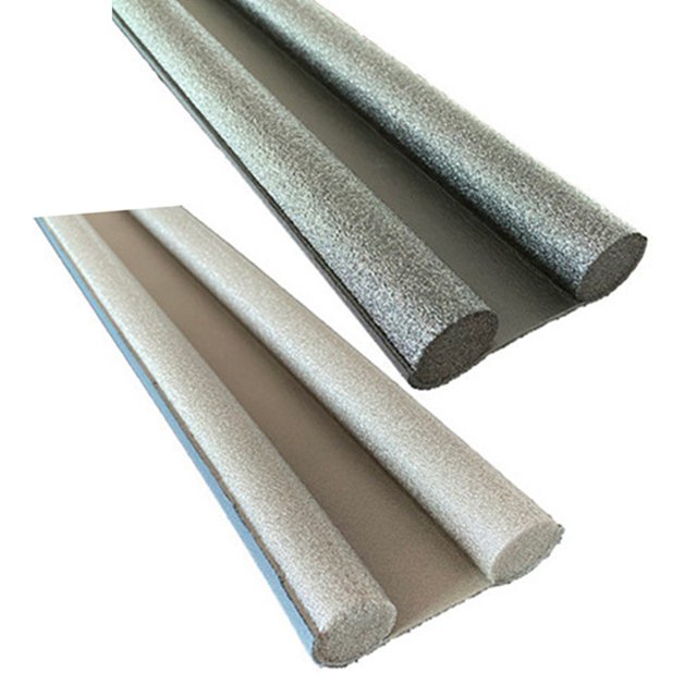 Coofit Bloqueur d'Air Insonorisant et Résistant aux Intempéries, Bloqueur de Bruit Balayage de Porte pour le Bas de Porte, Offert en options de Couleurs Noir et Gris et Brun et Gris. Fabriqué en Matériau EVA durable avec une Conception double pour une installation et une Insonorisation Faciles. Fonctionne comme Butée de Tirage de Porte et Anti-Intempéries. Dimensions Sont 93cm par 10cm (36.61 Po par 3.94 Po).
