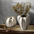 thumbnail image 1 of Fiudx Jarrón de Cerámica con Diseño Único de Calabaza Invertida, Elegante Color Blanco, Toque Natural Moderno, Decoración Multifuncional, Ideal para El Hogar y La Oficina, Tamaño 17 X 15,3 Cm., 1 of 7