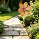 thumbnail image 5 of Estaca decorativa para jardín metálico exterior y centrifugadora de viento • Adorno de jardín de hierro con flores • Decoración de jardinería con pétalos giratorios para patio, césped y patio, 5 of 6
