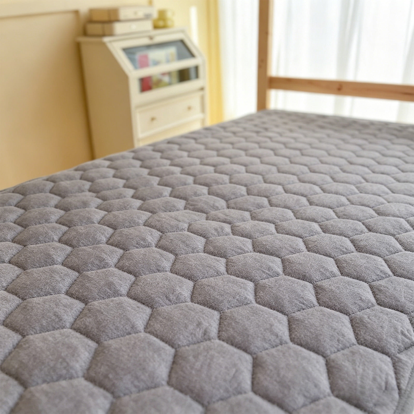 Mattress Protector Non Slip Thin Bed Pad Quilted Fitted Mattress Cover Washable Bed Topper Dorm Room Home Bedroom Guest Room Smooth Sleep Bedding Mattress Pad Twin Size Bedroom Mattress Pad Cover