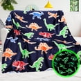 thumbnail image 1 of Manta Bororo con diseño de dinosaurio que brilla en la oscuridad para niños, 127 x 152 cm, 1 of 6