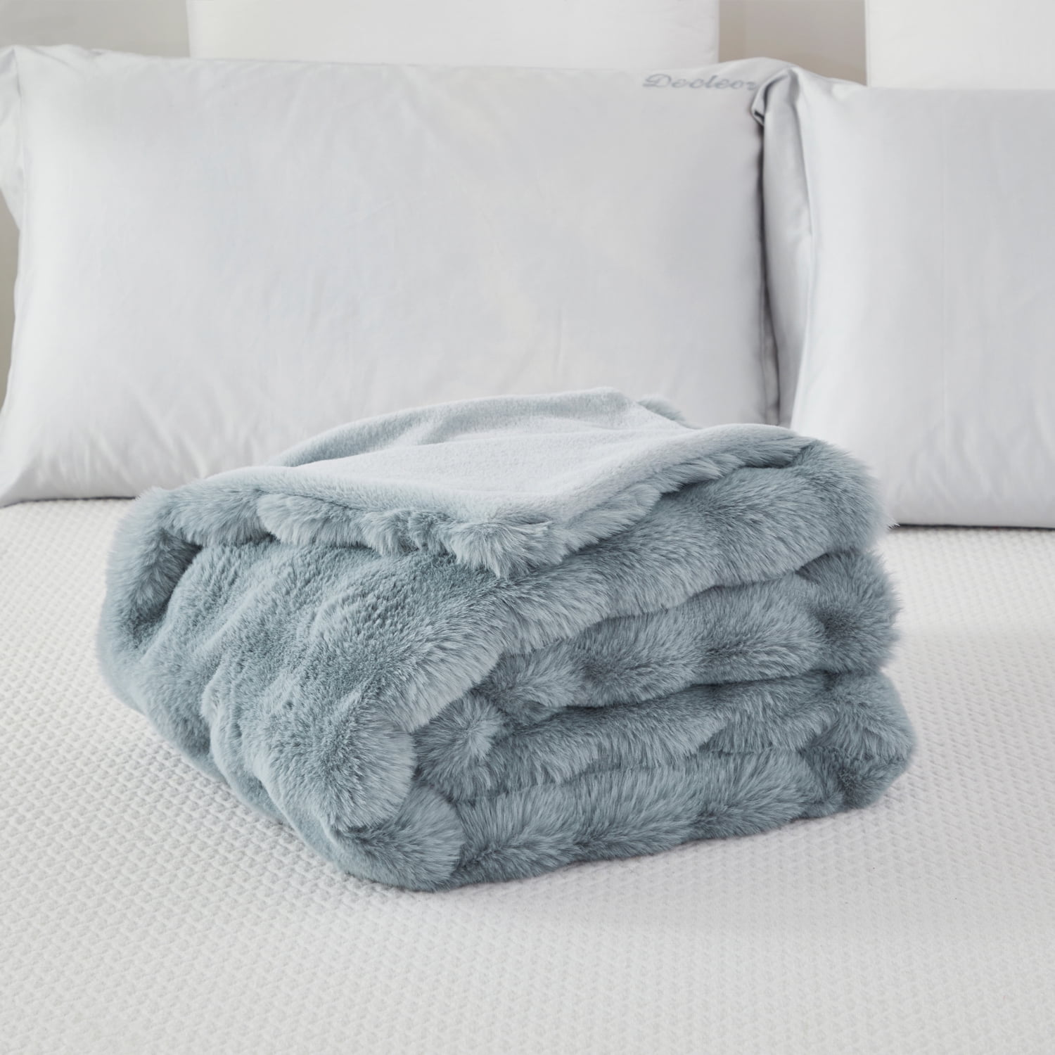 URBONUR Faux Rabbit Fur Twin Blanket for Bed Chair Couch, Fluffy Bubble Blanket, Luxury Fuzzy Warm Thick Bed Blankets for All Season 63×79 Inches