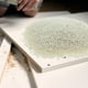 thumbnail image 2 of 1000 g de gránulos de pegamento termofusible para máquina de enchapado de cantos. Gránulos de pegamento adhesivo fuerte para muebles y manualidades., 2 of 8