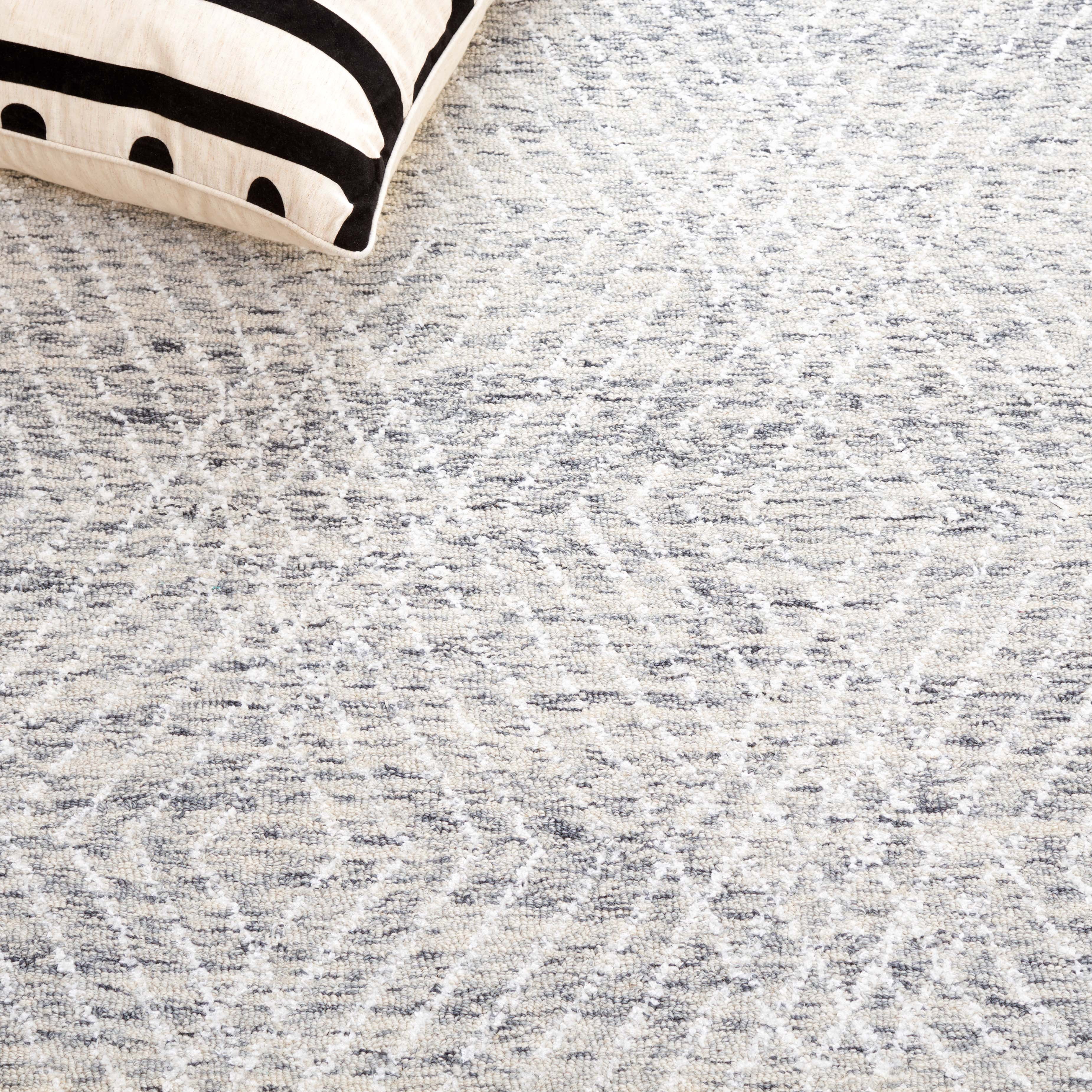 SAFAVIEH Abstract Dania Diamond Area Rug, Gray/Ivory, 4' x 6'