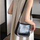 thumbnail image 4 of Bolso de hombro ligero de lujo, moderno, de piel de charol brillante, sencillo, informal, todo personalizado, bolso oblicuo de moda, 4 of 5