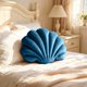 thumbnail image 5 of Cojín decorativo de terciopelo suave con forma de concha marina: cojín decorativo con forma de concha para sofá, sillón, cama o sala de estar. Cómodo cojín decorativo relleno de pelusa para la d, 5 of 6