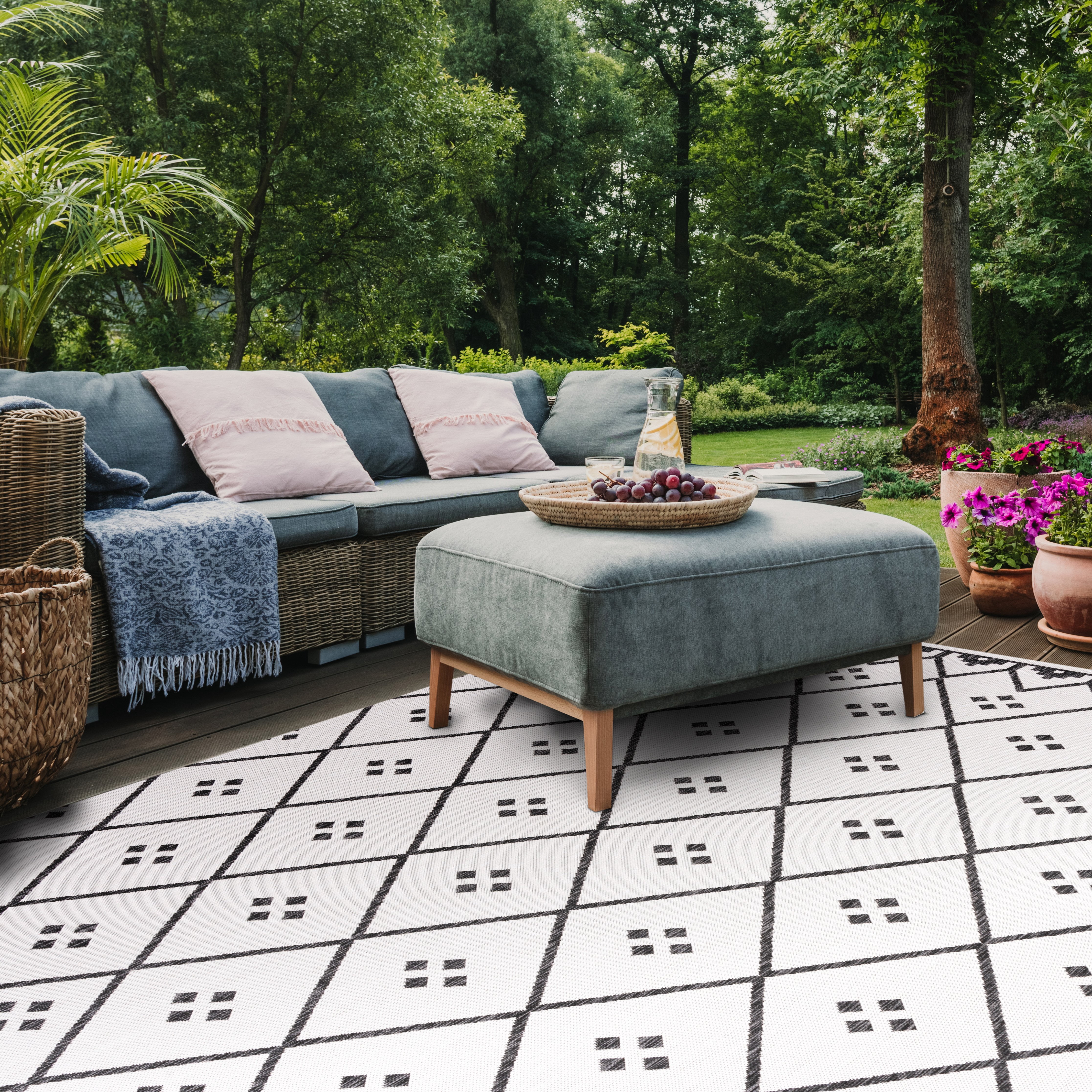 SAFAVIEH Courtyard Wasif Geometric Indoor/Outdoor Area Rug, Ivory/Black, 6'7" x 6'7" Square