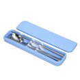 thumbnail image 1 of Juego de cubiertos portátil de acero inoxidable 304 con caja, incluye cuchara y palillos, ideal para escuela, oficina o campamento, colores aleatorios (azul/rosa)., 1 of 7