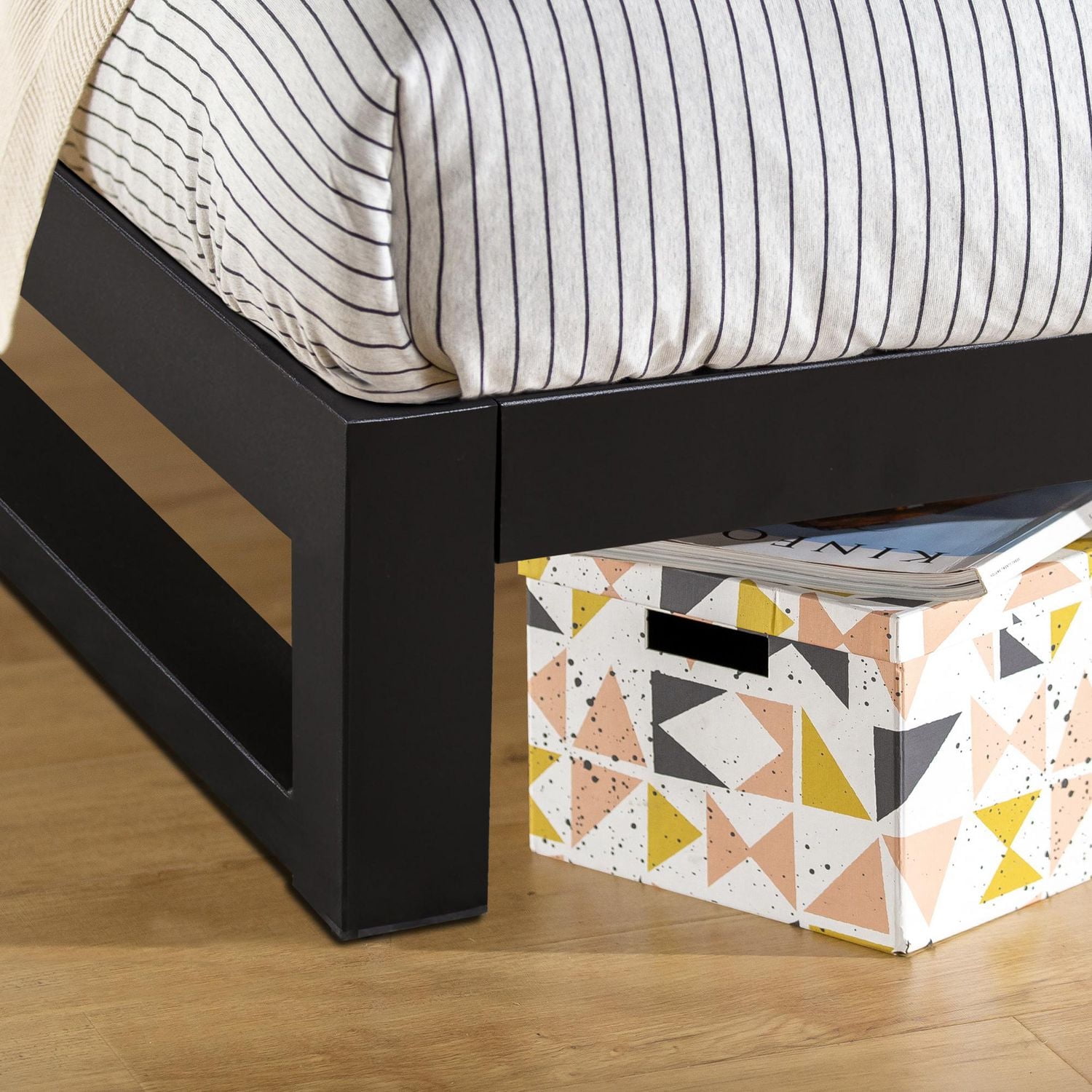 Cadre de lit plateforme en métal robuste Zinus Trisha 7 pouces avec tête de lit