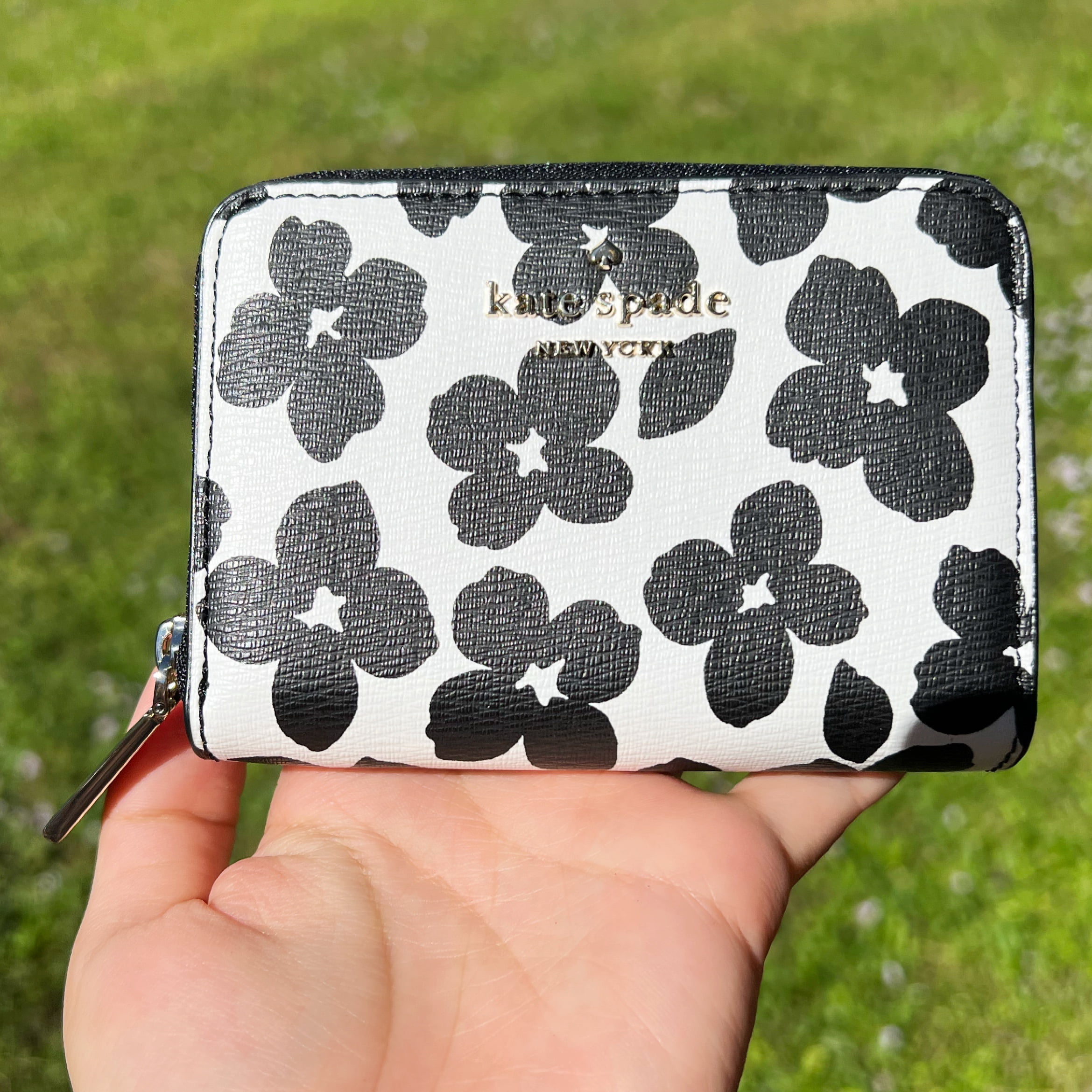 Kate Spade Darcy Small Zip Around Card Case Wallet Graphic Blooms Black  White 