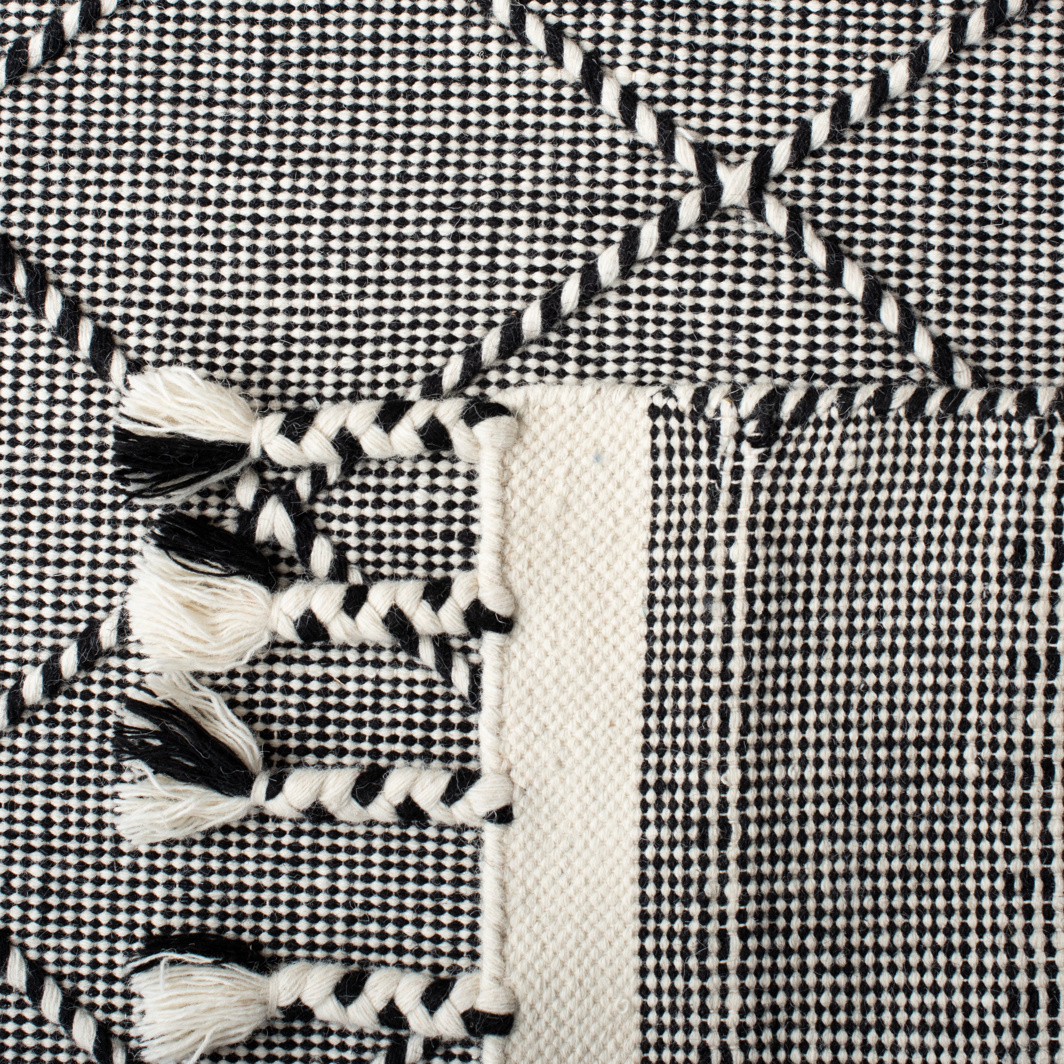 SAFAVIEH Casablanca Roswell Geometric Runner Rug, Black/Ivory, 2'3" x 8'
