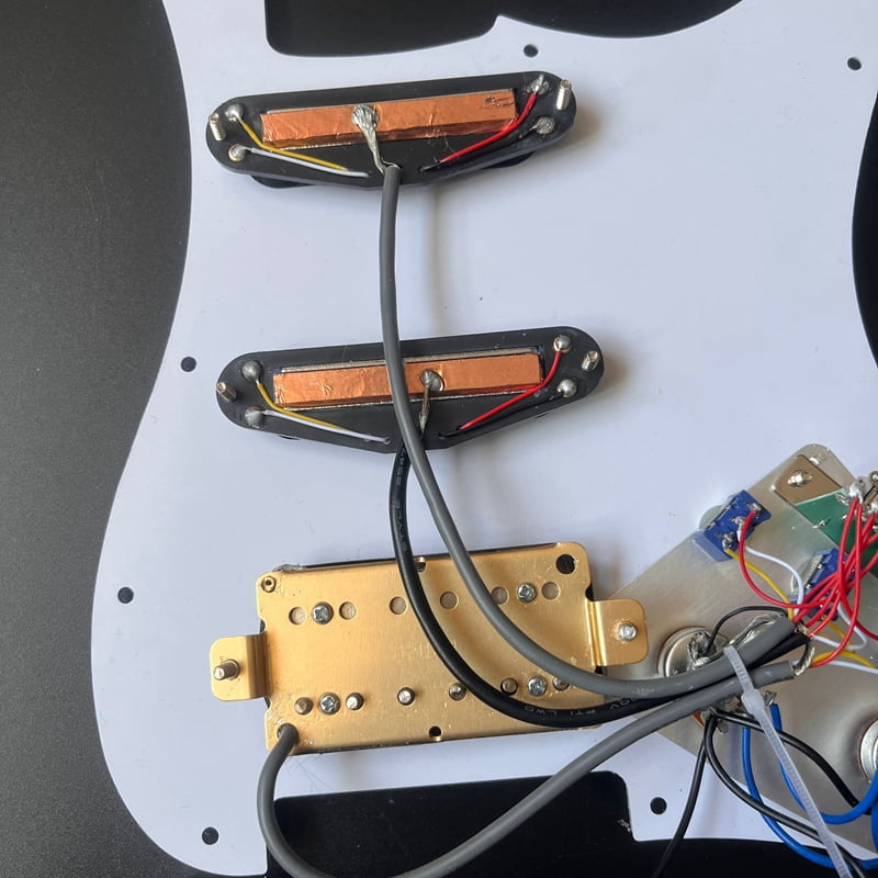 Left-handed SSH Prewired Guitar Strat Pickguard Set with Silent Switch Kill Swith Humbucker Pickups Coil Splitting Switch Multi Switch Harnesses Withe for Fender ST Electric Guitar Replacement Part