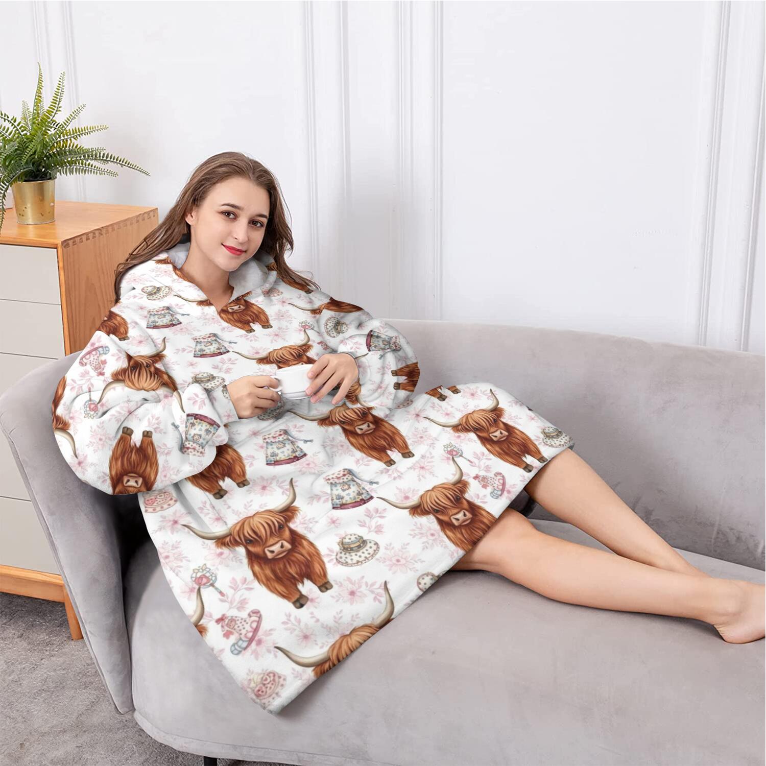 Oversized Wearable Blanket Hoodie,White Highland Cow Hat Dress Pattern Sherpa Blanket Hoodie with Super Pockets,Super Warm Fuzzy Pullover for Women & Men
