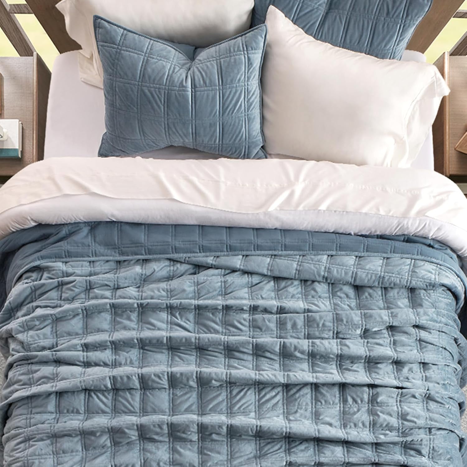 EVERGRACE 3 Pieces Luxurious Velvet Quilt King Size, Ultra Soft Bedspread Coverlet Set, Double Box Stitch Lightweight Velvet Comforter for All Season with 2 Shams, Blue Linen, 108''x96''