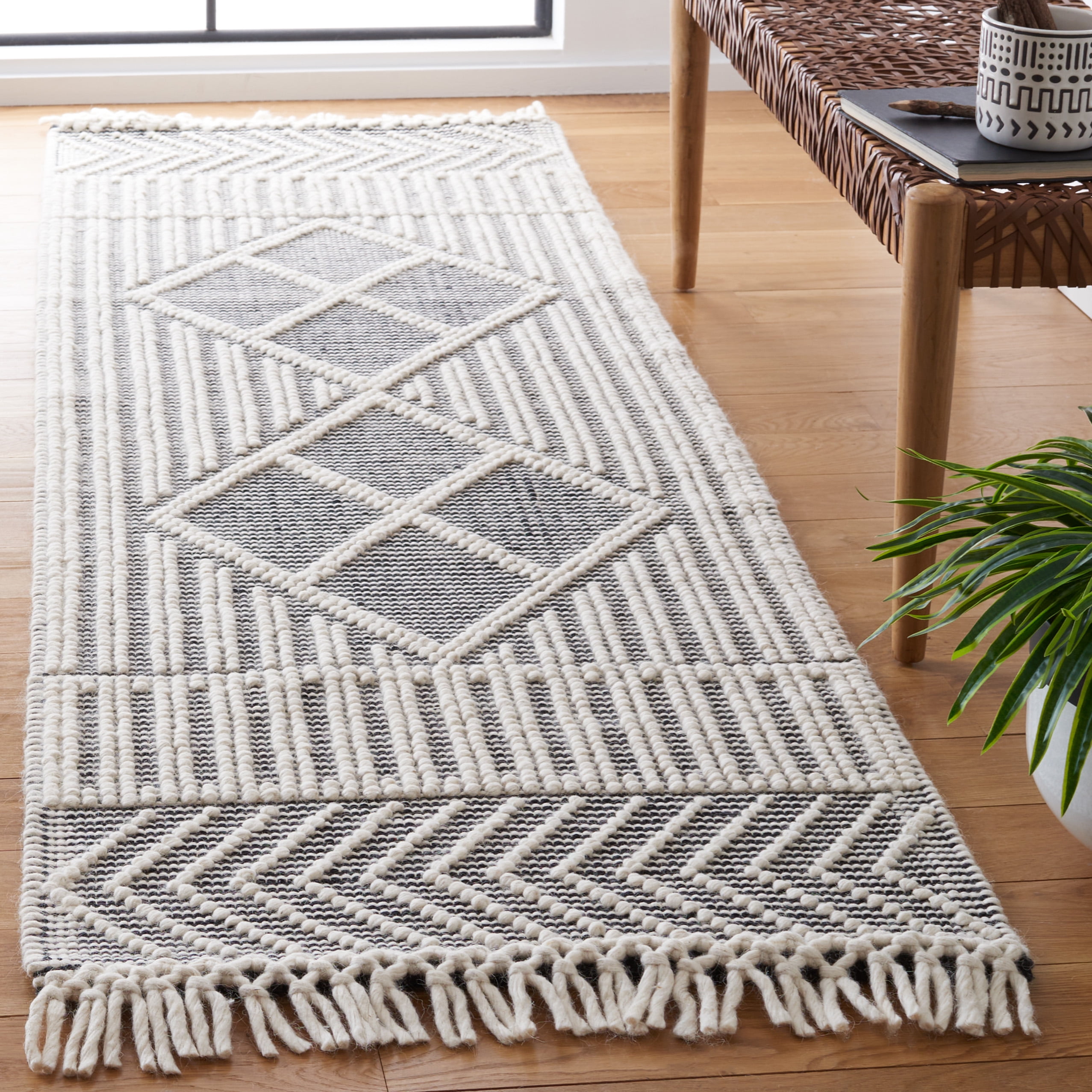 SAFAVIEH Marbella Scarlett Diamond Runner Rug, Ivory/Black, 2'3" x 8'