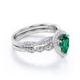 thumbnail image 4 of JeenMata Anillo de Compromiso Vintage de 1,5 Quilates con Piedra Natal de Mayo, Esmeralda y Moissanita en Talla Pera: Conjunto Nupcial con Halo Pavé en Oro Blanco de 18 K sobre Plata, 4 of 6