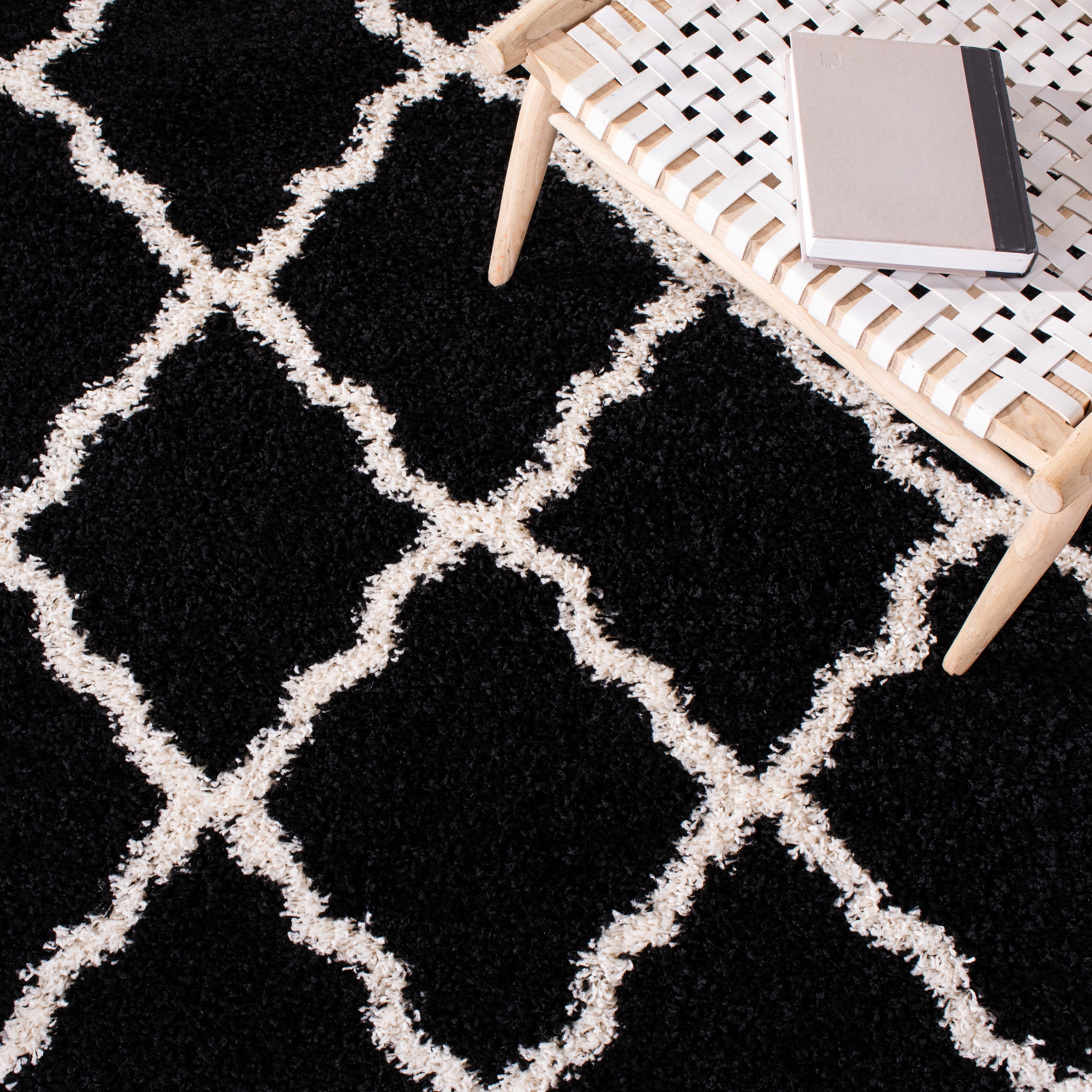 SAFAVIEH Dallas Logan Geometric Shag Area Rug, Black/Ivory, 5'1" x 7'6"