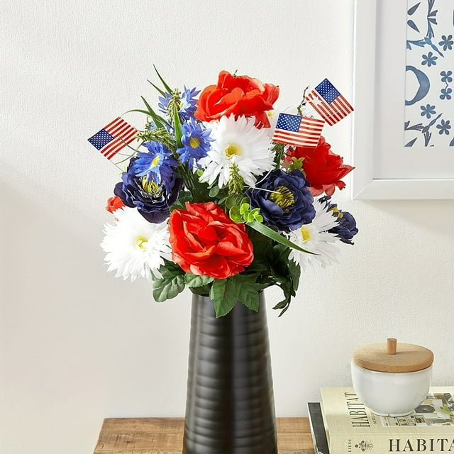 Tallos artificiales de peonía y gerbera con banderitas estadounidenses, arbusto de flores mixtas para el Día de los Caídos, rojo/azul/blanco.
