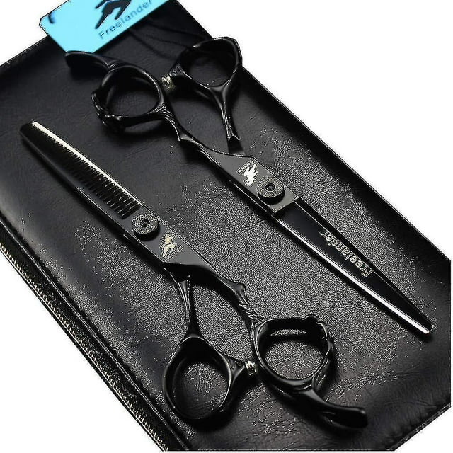 tijeras profesionales para cortar cabello 440c de 6,0" - par de tijeras de salón negras sobre funda negra; una tijera de corte recto de 6,0" con hoja lisa y tornillo central y una tijera entresacadora con dientes visibles, mangos ergonómicos con reposadedos, acabado metálico oscuro y marcado KEWITY en la hoja; adecuadas para mezclar, adelgazar y texturizar en salón, también suelen usarse para retoques de peluquería en casa.
