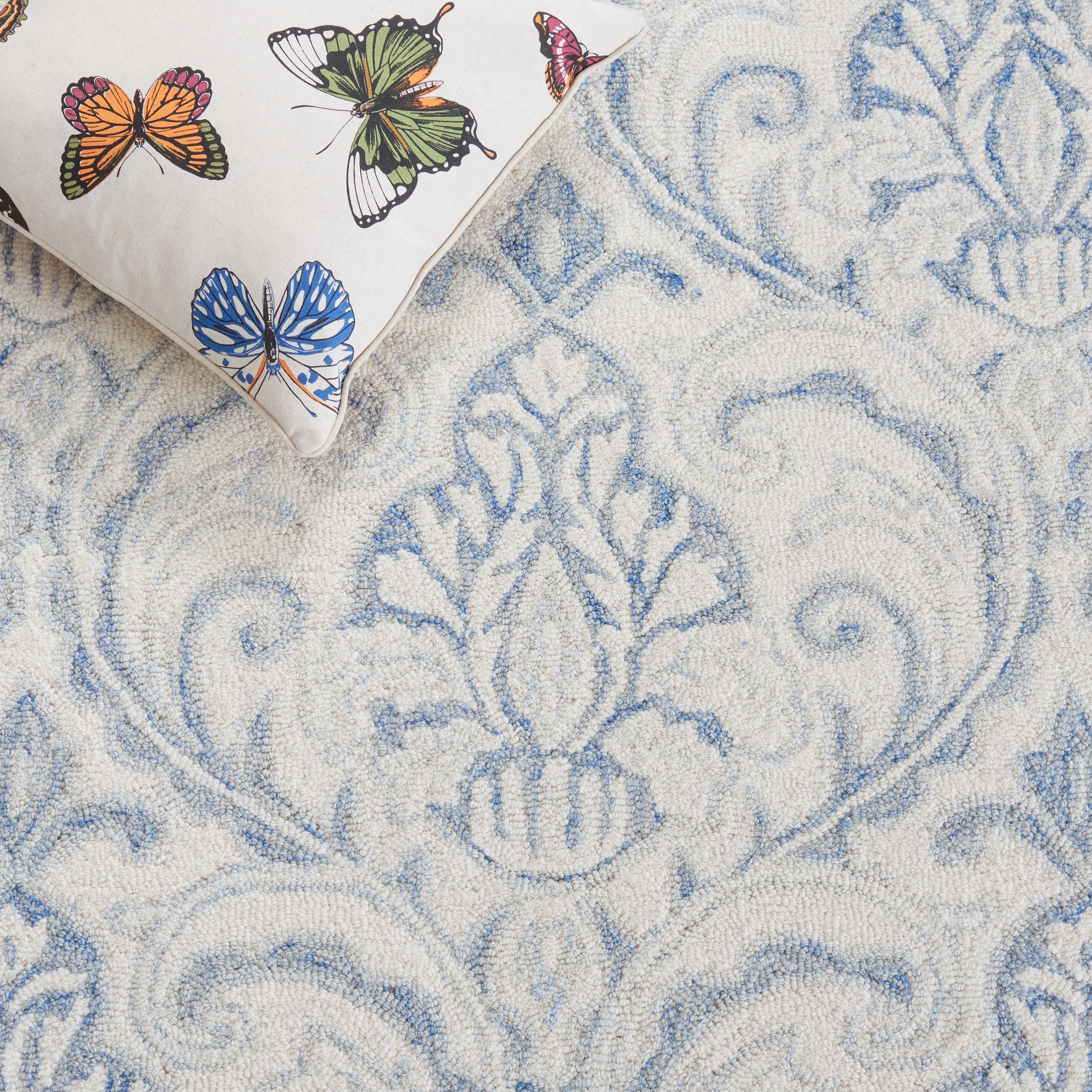 SAFAVIEH Micro-Loop Cornelius Floral Area Rug, Ivory/Blue, 2'6" x 4'