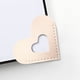 thumbnail image 3 of Marcapáginas de cuero con forma de corazón hecho a mano | Marcapáginas de lectura personalizado con funda de terciopelo | Regalo para amantes de la lectura, lectores y estudiantes, 3 of 5